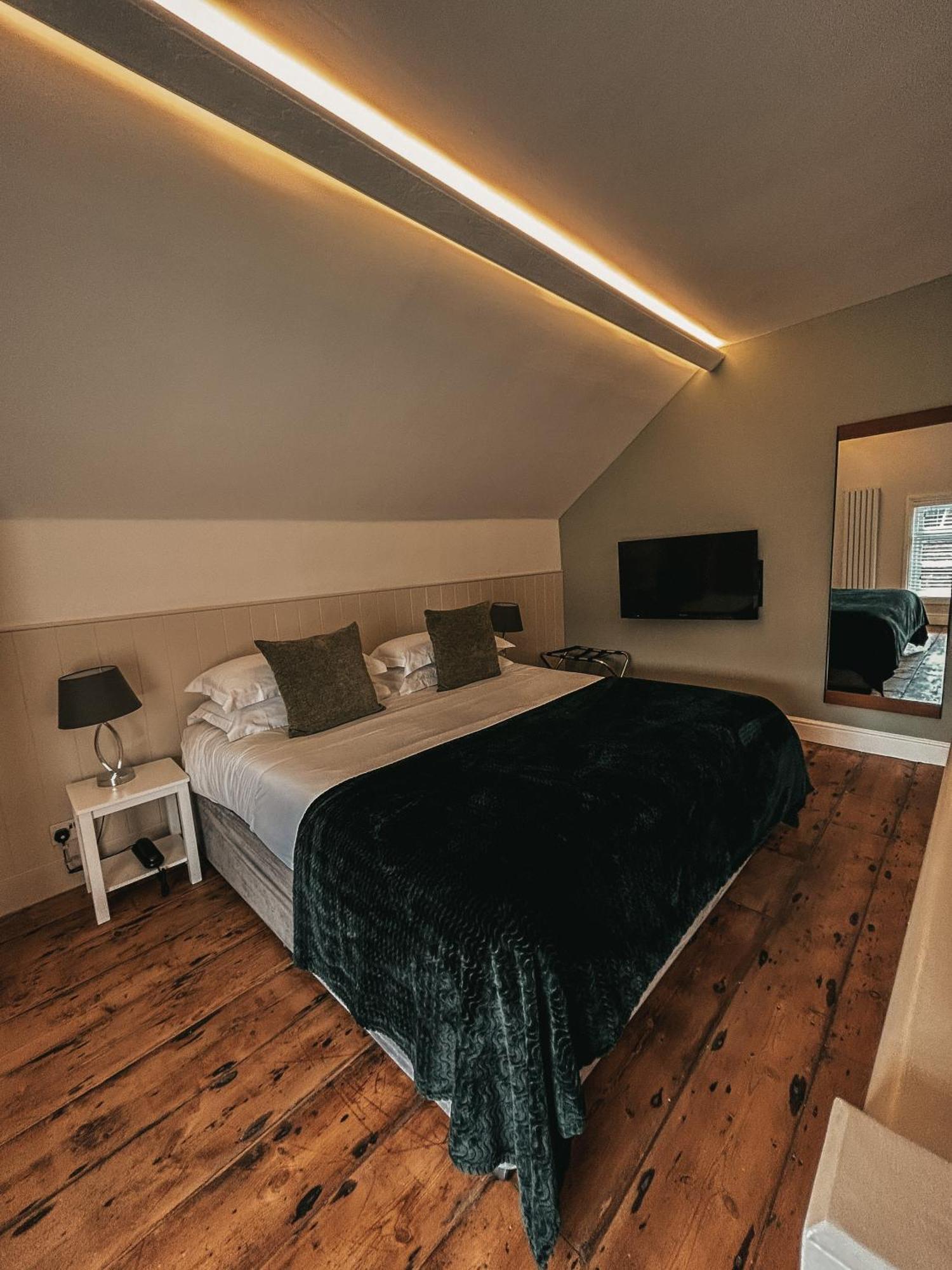 The Bell Inn Hotel Horndon-on-the-Hill Экстерьер фото
