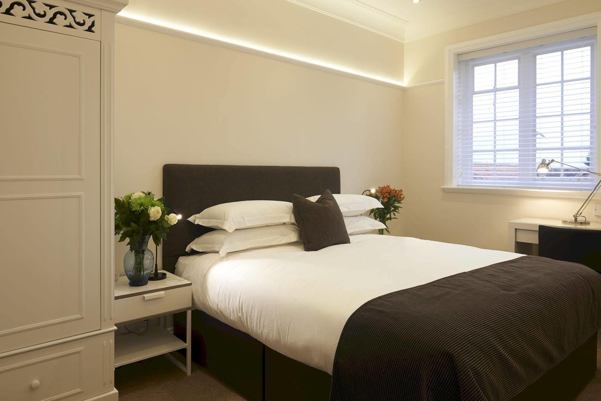 The Bell Inn Hotel Horndon-on-the-Hill Экстерьер фото